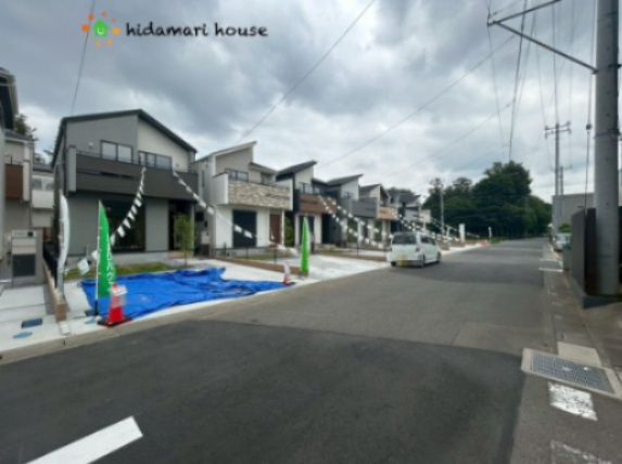 上尾市小泉8丁目　新築戸建　ブルーミングガーデン03の前面道路含む現地写真