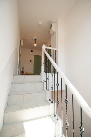 【その他共用部分】 | プリマ・ファミリエ | 建物内も本当に素敵です！夜間は照明から漏れ出て天井に映る光が美しいです☆