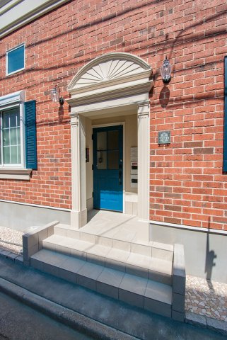 【エントランス】 | プリマ・ファミリエ | 随所に施された装飾が贅沢です♪