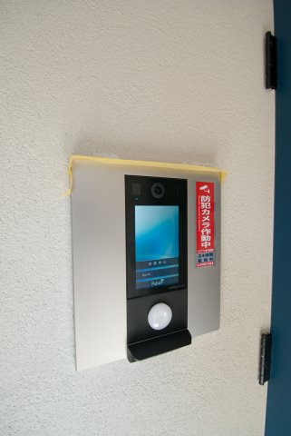 【セキュリティ】 | プリマ・ファミリエ | 安心のモニター付きオートロック☆(建築中写真のため養生テープあり)
