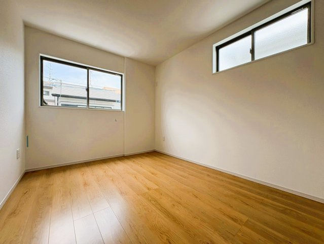 鶏冠井町沢ノ西の洋室