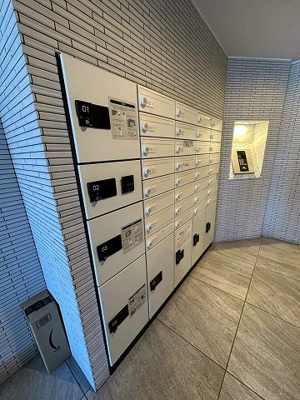 【その他共用部分】 | REALIZE/リアライズ | 共用エントランスには宅配BOXがあるので荷物の受け取りもスムーズに♪