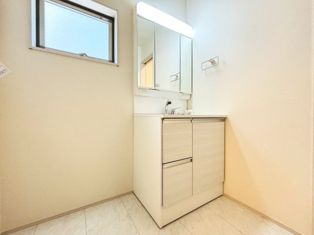 リーブルファイン　岐阜市菅生3丁目　全6区画分譲の独立洗面台|洗面化粧台 幅 750mm、軽く割れにくい洗面ボールと場所をとらないコンパクト設計の本体キャビネットです。
ミラー扉の内側は全て収納スペースです。リフトアップシャワーを採用し両手が自由に使えます