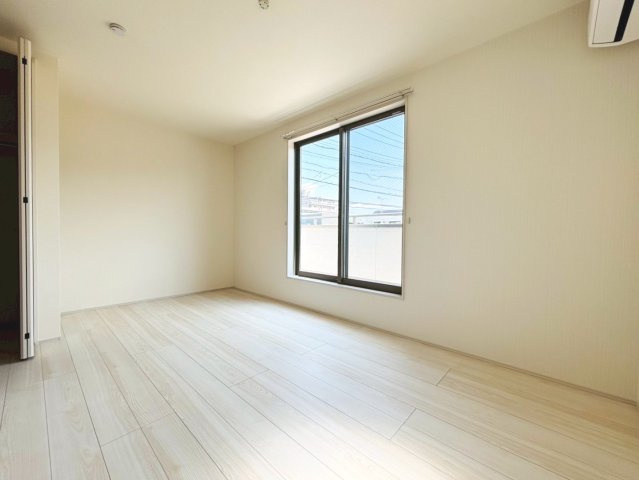 リーブルファイン　岐阜市菅生3丁目　全6区画分譲の寝室|すべての居室にはたっぷり収納できる大型のクローゼット、各室に２４時間換気システムを設置しています。
排気ファンから低風量で24時間強制排気し、家の中の空気をいつも新鮮に保ちます。
