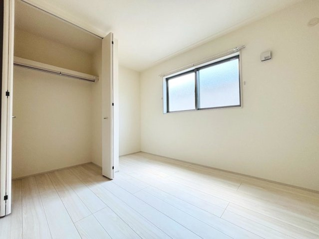 リーブルファイン　岐阜市菅生3丁目　全6区画分譲の洋室|全居室にたっぷり収納できる大型クローゼット、居室部分の窓ガラスには間に空気層を設けたペアガラスを採用。
高い断熱性と共にガラス面の結露対策にも効果を発揮します。