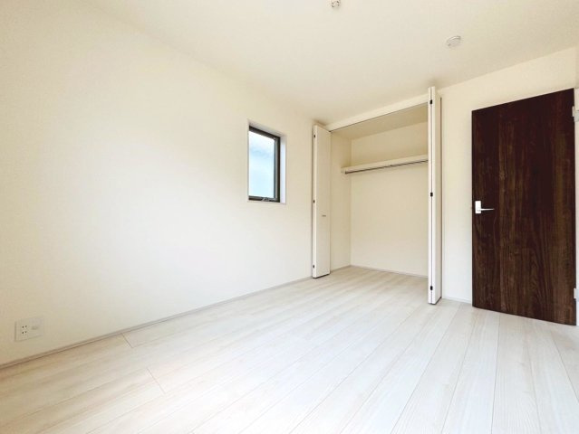 リーブルファイン　岐阜市菅生3丁目　全6区画分譲の洋室|全居室にたっぷり収納できる大型クローゼット、居室部分の窓ガラスには間に空気層を設けたペアガラスを採用。
高い断熱性と共にガラス面の結露対策にも効果を発揮します。