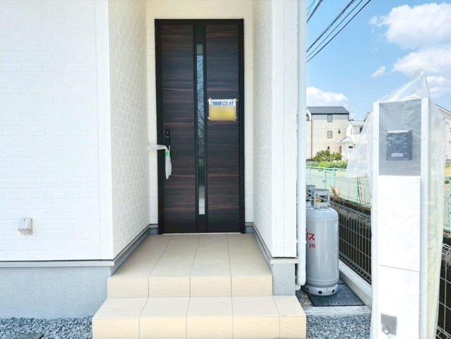 リーブルファイン　岐阜市菅生3丁目　全6区画分譲の玄関|【ピッキング防止機能付き玄関ドア錠】玄関ドアの鍵は上下に２つあり、内側の下段は脱着サムターンキー。
鍵を不正に開錠されても、もう１つの鍵でピッキングを防ぎます。防犯性の高い仕様になっています。