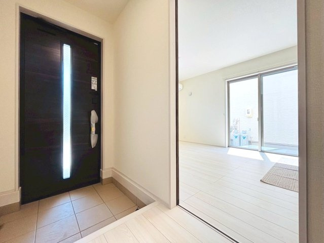 リーブルファイン　岐阜市菅生3丁目　全6区画分譲の玄関|大容量のシューズ収納付きで玄関周りもすっきり！玄関ドアからの光が玄関ホールを明るくしてくれます。
