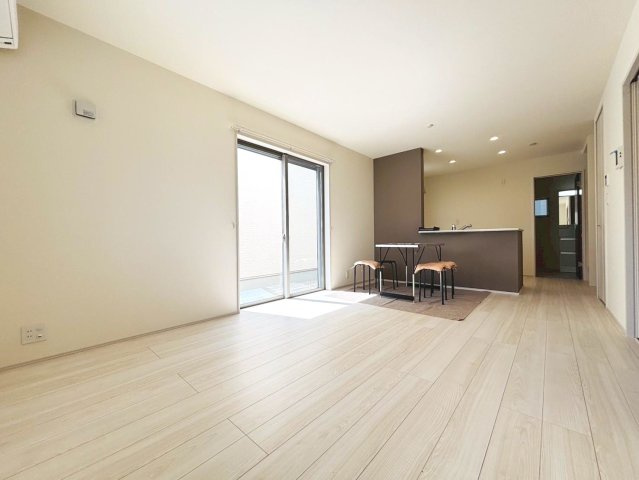 リーブルファイン　岐阜市菅生3丁目　全6区画分譲の居間・リビング|明るい日差しをふんだんに取り込んだリビングダイニングは家族の笑顔につつまれた素敵な空間になります。
一建設の家は精度が高く丈夫な工法を採用し、「住宅トップランナー基準」に対応しています。