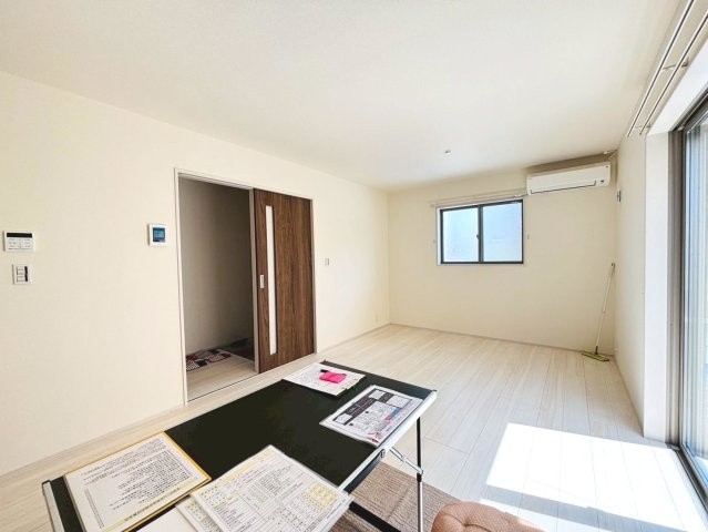 リーブルファイン　岐阜市菅生3丁目　全6区画分譲の居間・リビング|明るい日差しをふんだんに取り込んだリビングダイニングは家族の笑顔につつまれた素敵な空間になります。
一建設の家は精度が高く丈夫な工法を採用し、「住宅トップランナー基準」に対応しています。