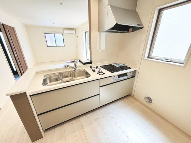 リーブルファイン　岐阜市菅生3丁目　全6区画分譲のキッチン|機能的で手入れがしやすいシステムキッチンでお掃除も楽々。蛇口は浄水器内蔵型で節湯CI対応水栓です。　
人造大理石カウンターやキッチンパネルなど明るくきれいにお使いいただけます。