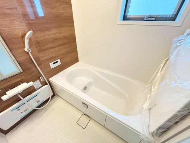 リーブルファイン　岐阜市菅生3丁目　全6区画分譲の浴室|明るく清潔感がある浴室。浴槽は環境にやさしい節水タイプ。浴槽内ステップで半身浴、親子入浴も安心です。
洗い場の床は乾きやすく滑りにくい快適仕様、水はけが良くカビの発生を軽減できます。
