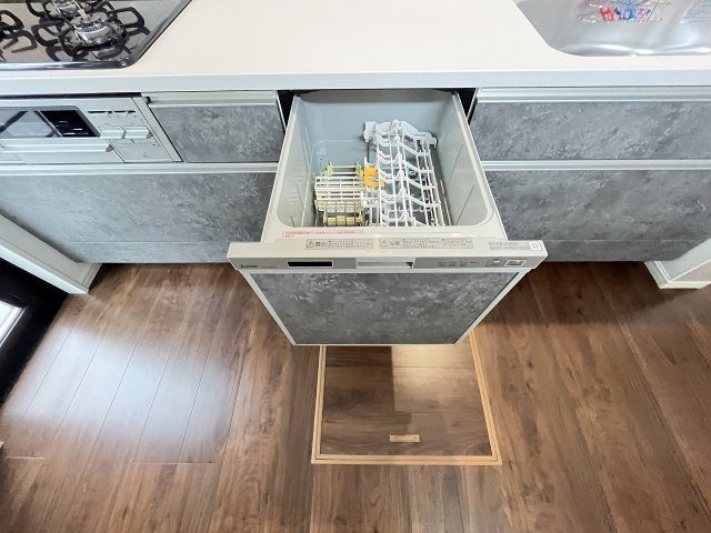 【キッチン】 | 福岡市南区桧原7丁目3期　1号棟（全3棟）【仲介手数料無料・0円】 | 現地写真。食洗器が付いてます。