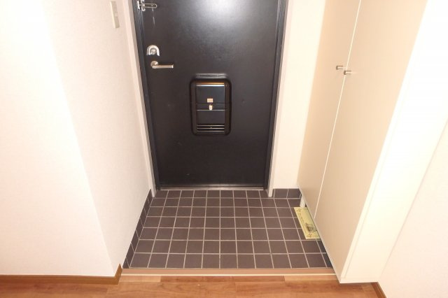 メゾンコダマの玄関|反転のお部屋の参考写真となります。