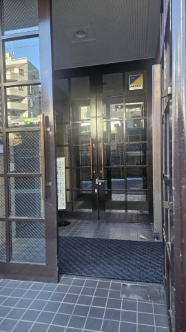 北区中里１丁目の賃貸マンションのエントランス