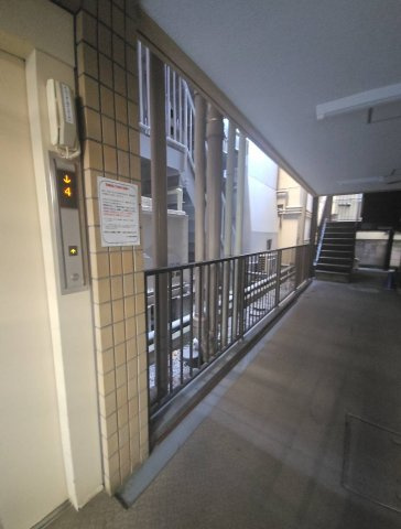 北区中里１丁目の賃貸マンションのロビー