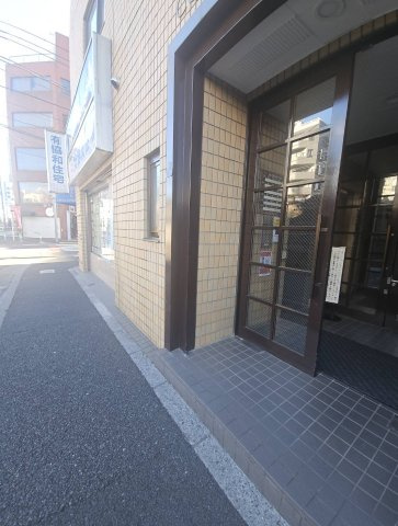 北区中里１丁目の賃貸マンションのエントランス