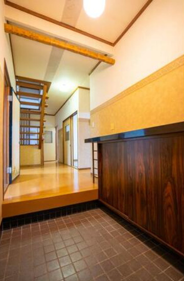 富士市岩本541-2　中古戸建リフォーム済の玄関|収納もある玄関です