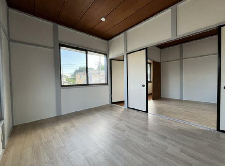 富士市岩本541-2　中古戸建リフォーム済の洋室|明るい洋室です