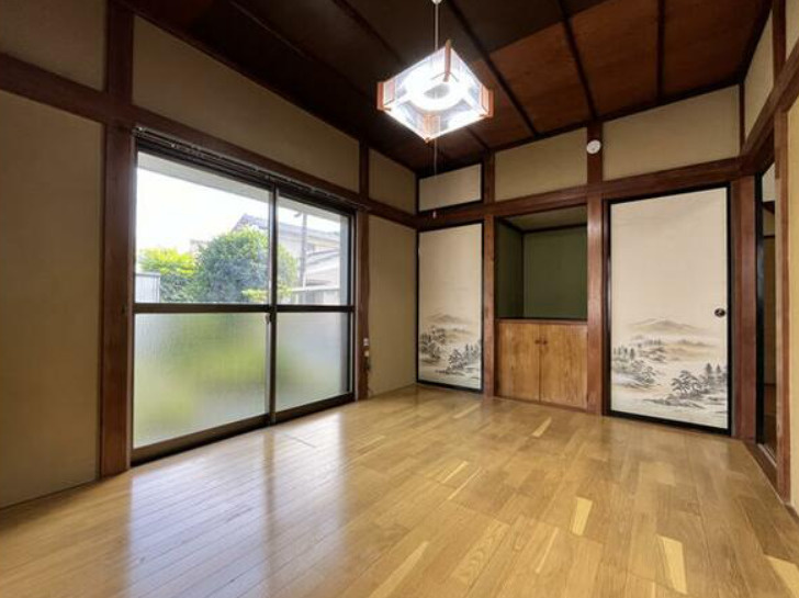 富士市岩本541-2　中古戸建リフォーム済の居間・リビング|こちらの居間で趣味の時間をお楽しみください