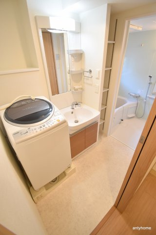 ファーストフィオーレ江坂江の木町パークサイド　仲介手数料無料の洗面所