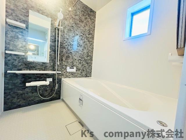 ◎茅ヶ崎市小和田１丁目　新築戸建　A号棟の浴室|アクセントパネルがホテルライクな印象の浴室スペース◇