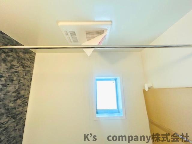 ◎茅ヶ崎市小和田１丁目　新築戸建　A号棟の設備|長雨の続く時期の洗濯物の心配を解消できる浴室乾燥機付き◇