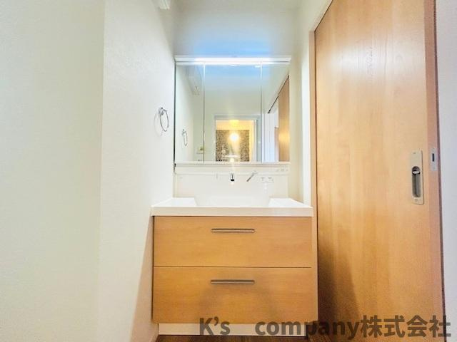 ◎茅ヶ崎市小和田１丁目　新築戸建　A号棟の独立洗面台|三面鏡の内側には小物収納が充実しています◇