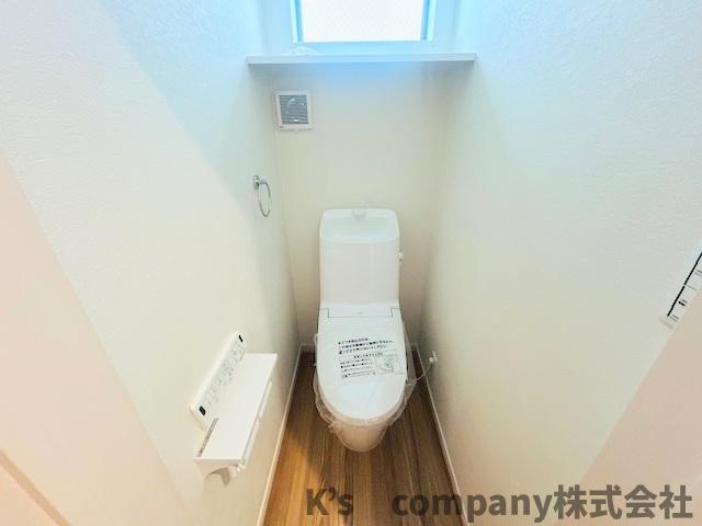 ◎茅ヶ崎市小和田１丁目　新築戸建　A号棟のトイレ|換気のできる窓付きのトイレ♪