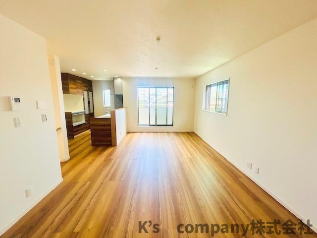 ◎茅ヶ崎市小和田１丁目　新築戸建　A号棟の居間・リビング|リビングスペース◇16帖以上の広さで南向きにつき陽当たり良好♪