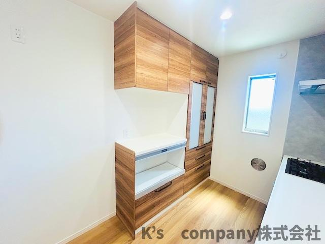 ◎茅ヶ崎市小和田１丁目　新築戸建　A号棟のキッチン|キッチンの背面には吊戸棚収納付きで収納力がありキッチンがすっきり片付きます♪