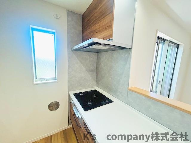 ◎茅ヶ崎市小和田１丁目　新築戸建　A号棟のキッチン|三口ガスコンロでお料理の幅が広がります◇