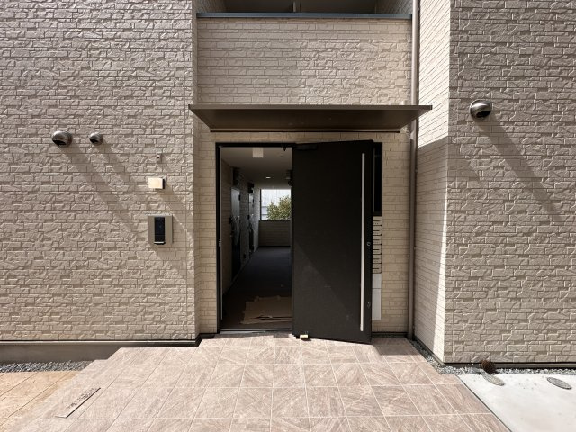 F asecia cerのエントランス|ゆとりのあるエントランスです