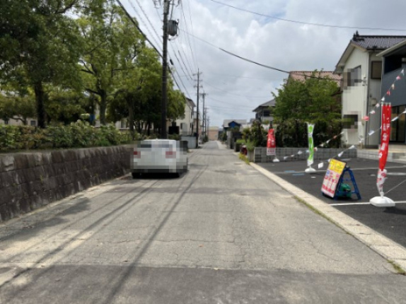 高浜市八幡町　第７　１号棟の前面道路含む現地写真