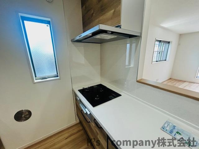 ◎茅ヶ崎市小和田１丁目　新築戸建　B号棟のキッチン|三口ガスコンロでお料理の幅が広がります◇