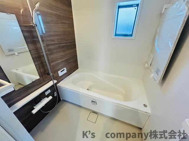 ◎茅ヶ崎市小和田１丁目　新築戸建　B号棟の浴室|木目調のアクセントパネルで暖かみのある浴室スペースです◇