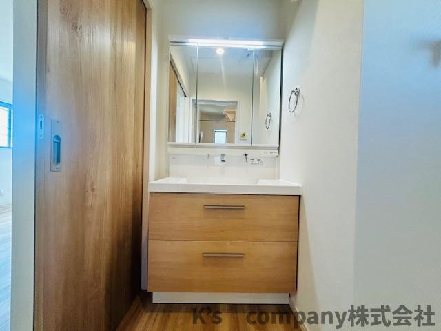 ◎茅ヶ崎市小和田１丁目　新築戸建　B号棟の独立洗面台|三面鏡の内側には小物収納が充実しています◇