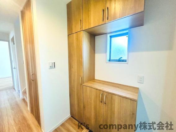 ◎茅ヶ崎市小和田１丁目　新築戸建　B号棟の玄関|換気のできる窓付きのトイレ♪