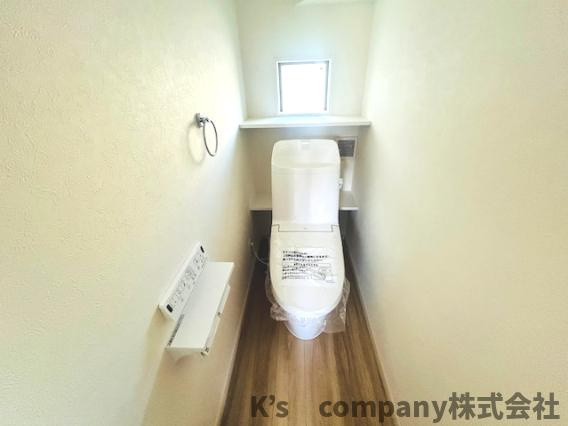 ◎茅ヶ崎市小和田１丁目　新築戸建　B号棟のトイレ|換気のできる窓付きのトイレ◇