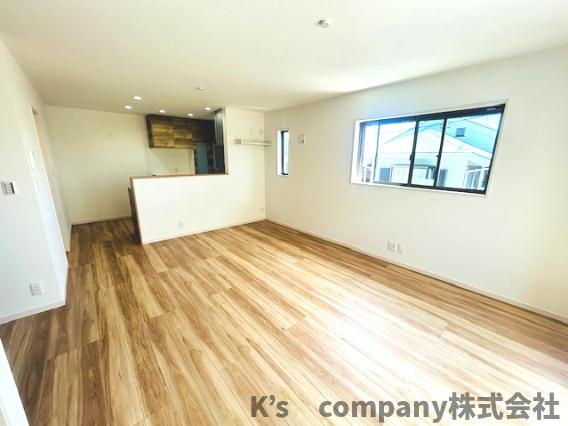 ◎茅ヶ崎市小和田１丁目　新築戸建　B号棟の居間・リビング|リビングスペース◇17帖の広さで南向きにつき陽当たり良好♪
