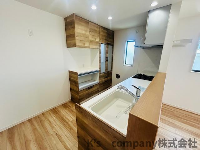 ◎茅ヶ崎市小和田１丁目　新築戸建　B号棟のキッチン|リビング側から見たキッチンスペース◇