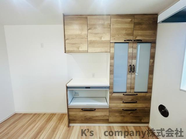 ◎茅ヶ崎市小和田１丁目　新築戸建　B号棟の玄関|キッチンの背面には吊戸棚収納付きで収納力がありキッチンがすっきり片付きます♪