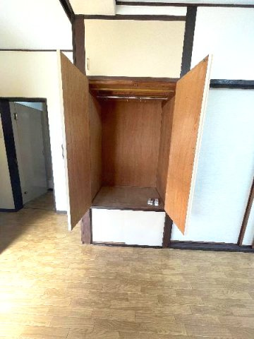 マンション桂風の収納|ハンガーパイプが付いていますので、洋服がかけられます