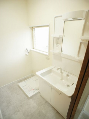 【独立洗面台】 | ハイツサングリーン | 洗髪洗面化粧台と洗濯機置き場があります♪
