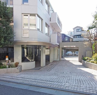 【外観】 | 住環境良好な立地に建つオートロック＆宅配ボックス付き新耐震基準マンション、プラウド代々木上原は即日現地案内可能となっておりますので、お気軽にお問い合わせください！