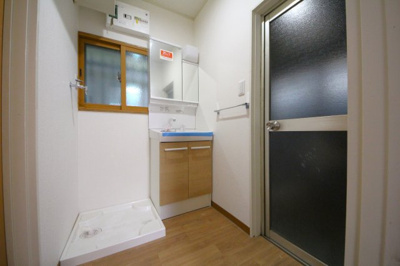 【洗面所】 | 新倉2丁目戸建 | 窓や収納戸棚のある脱衣所です♪