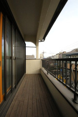 【バルコニー】 | 新倉2丁目戸建 | 広々としたバルコニーは日当たりも良好◎