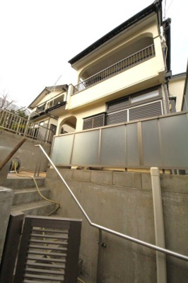 【外観】 | 新倉2丁目戸建 | 屋根付き駐車場もございます♪