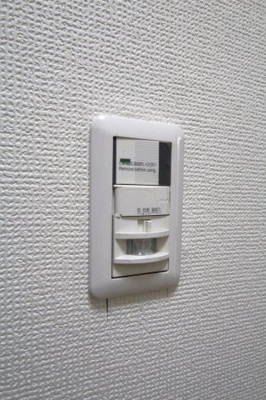 【設備】 | 新倉2丁目戸建 | 玄関の電気はセンサーで点灯することも可能です♪
