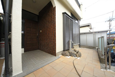 【その他】 | 新倉2丁目戸建 | 玄関前のスペースもゆったり♪緑もあります♪